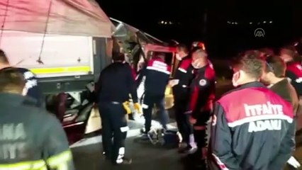ADANA - Hafif ticari araç tıra arkadan çarptı: 3 ölü, 1 yaralı