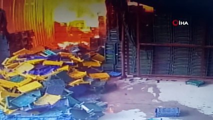 Menemen’de sebze meyve halinde korkutan yangın