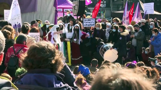 Женщины требуют равных с мужчинами прав во всех сферах жизни