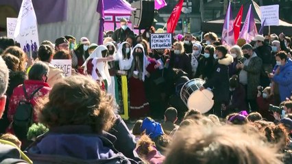 Женщины требуют равных с мужчинами прав во всех сферах жизни