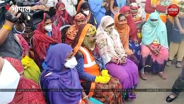 अंतरराष्ट्रीय महिला दिवसः मुख्यमंत्री ने महिला कर्मचारियों के साथ लगाई झाड़ू, देखें वीडियो..
