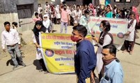 स्वंयसेवकों ने गांव में एड्स जागरूकता कार्यक्रम चलाते हुए जागरूकता रैली निकाली