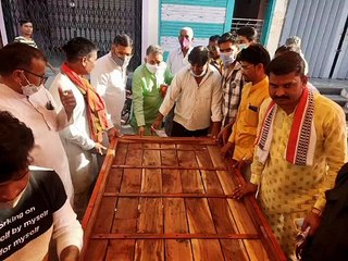 पथ विक्रेताओं को हाथ ठेला व  विधायक निधि से अस्थाई गुमठी का वितरण किया