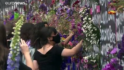El feminismo desafía a López Obrador con un homenaje a las víctimas en la valla del Palacio Nacional