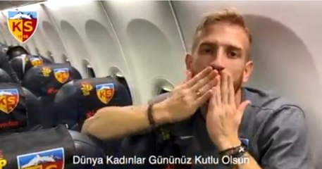 Kayserisporlu futbolcular Dünya Kadınlar Günü'nü kutladı