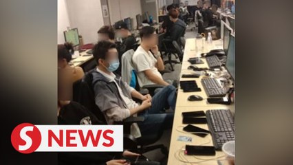 Tải video: KL police nab 44 in gambling call centre raid