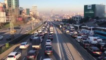 İSTANBUL - Sokağa çıkma kısıtlamasının sona ermesiyle trafik yoğunluğu arttı