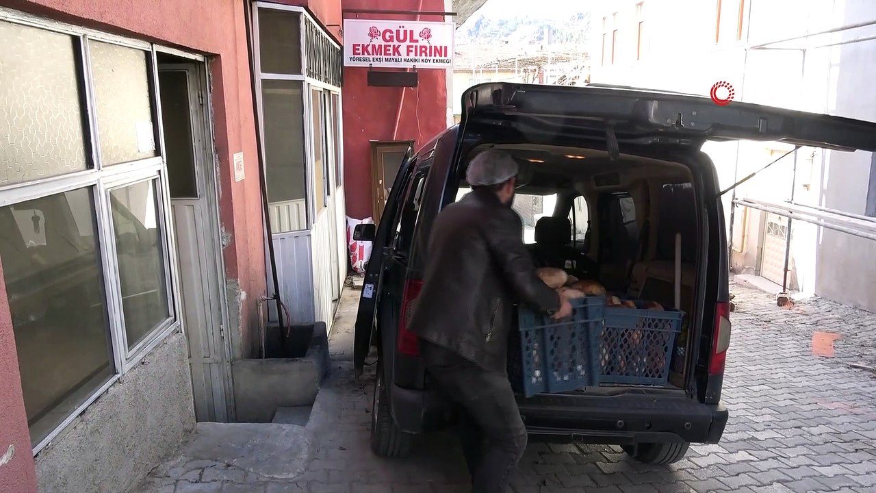 Babasının 40 yıllık işini bıraktı, annesiyle ekmek fırını açtı