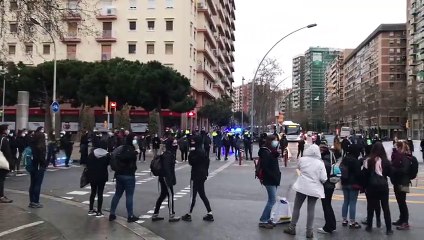 Una concentració feminista talla l'avinguda de la Meridiana