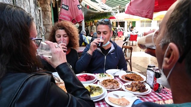 Covid-19: in Israele ripartono le attività economiche, aperti bar e ristoranti