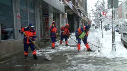 Erzurum güne karla uyandı
