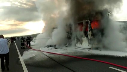 ŞANLIURFA - Seyir halindeki yolcu otobüsü yandı (2)