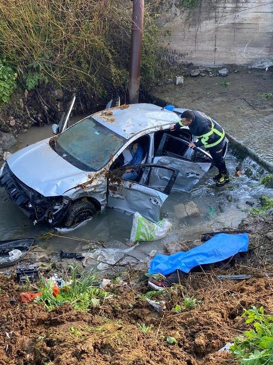 Hatay'da minibüsle çarpışan otomobil dereye uçtu: 3 ölü, 2 yaralı