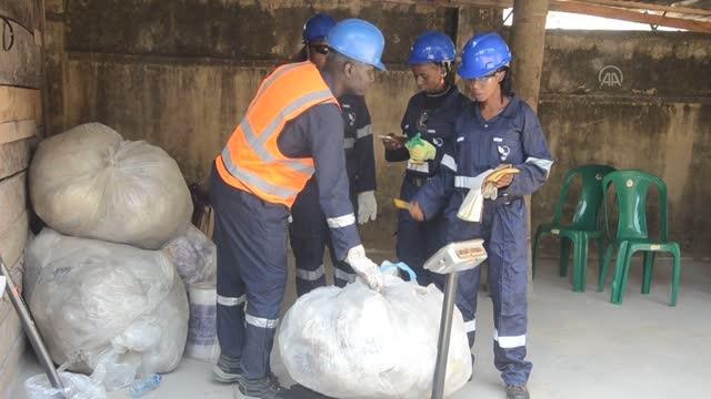 Nijeryalı kadın girişimci, plastik atıkları parke taşına dönüştürüyor