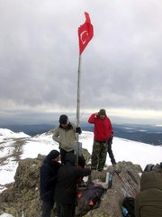 Zirveye tırmanıp Türk bayrağını yenilediler