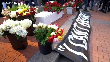 شاهد: الآلاف في مينيابوليس يهتفون "لا عدالة لا سلام" قبل انطلاق المحاكمة في قضية جورج فلويد