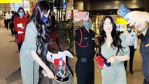 Paparazzi Surprises Janhvi Kapoor With A Birthday Cake At Mumbai Airport