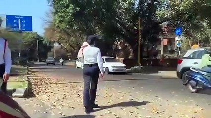 मां के जज्बे को सलाम, चंडीगढ़ में अपने 1 साल के बच्चे को गोद में लेकर ट्रैफिक संभालती हैं कॉन्स्टेबल