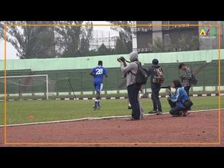 Latihan Perdana Ezechiel, Si Striker Anyar Pangeran Biru