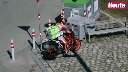 Mann liefert Essen mit rasantem KTM-Bike aus
