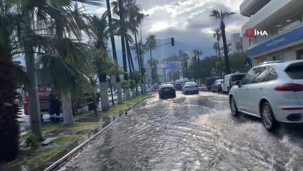 İskenderun'da anıt meydanı ve caddeler sular altında kaldı