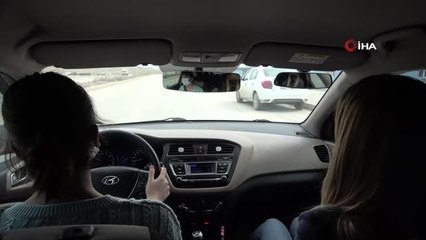 Trafikte örnek oldu, erkeklere direksiyon dersi veriyor