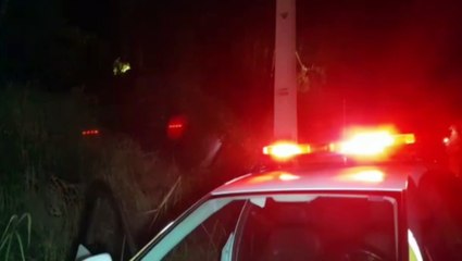 Jovem de 19 anos fica ferido ao capotar carro na Rua Rio da Paz; Veículo ficou preso em meio à vegetação