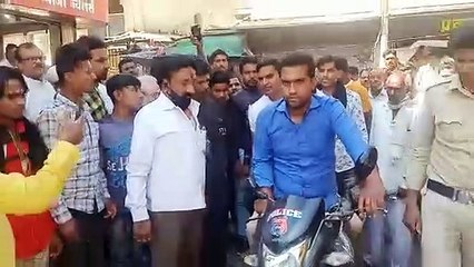सराफा बाजार से पकड़े दो संदिग्ध युवक पुलिस को सौंपा
