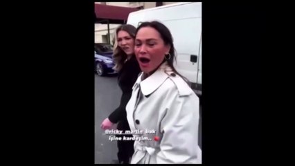 Hülya Avşar bu sefer de muhabirin kalçalarını elledi