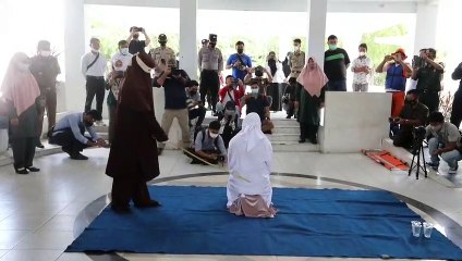 Flagelados en público por incumplir la ley sharia en Indonesia