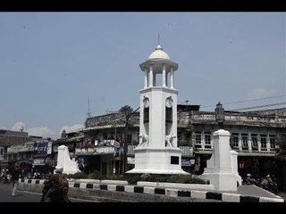 Sadar Tak Sadar Keberadaan Tugu Maung di Bandung