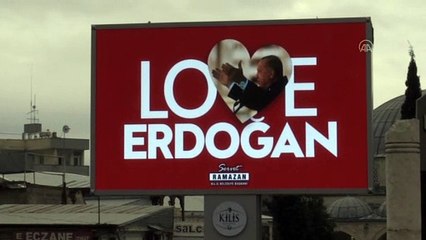 KİLİS - LED ekranlara yöresel şiveyle 'Seni Çok Sevoruk Erdoğan' görseli yansıtıldı