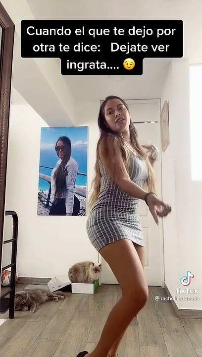 La del vestidito corto como baila