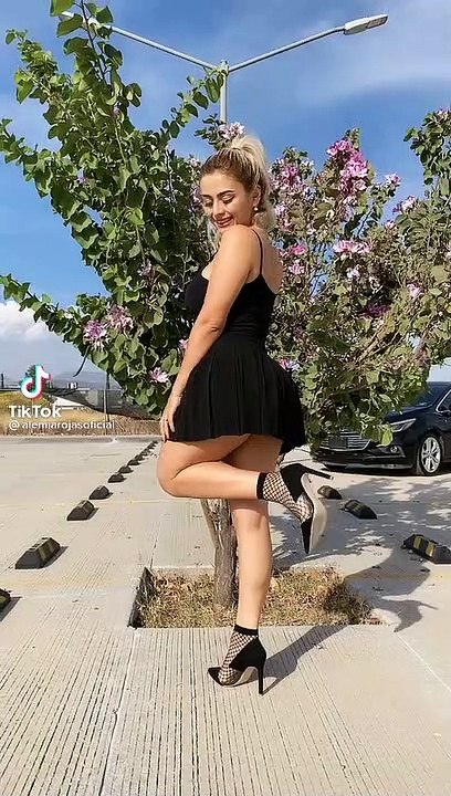 La del VESTIDITO NEGRO como le gusta bailar