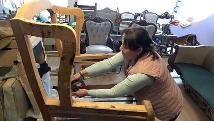 - Kadın usta, 21 yıldır mobilya döşemeciliği yapıyor