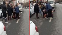 Görüntü 8 Mart Dünya Kadınlar Günü'nde çekildi! Sokak ortasında karısını yere yatırıp böyle darbetti