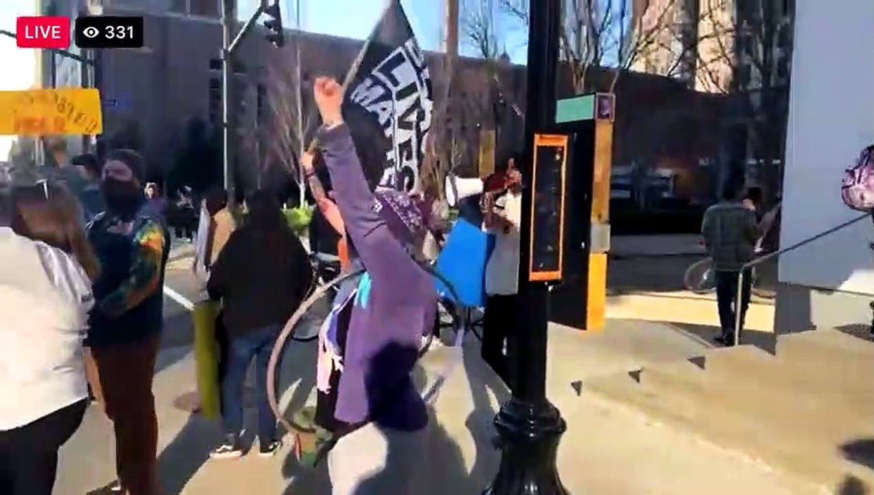 Miembros de Black Lives Matter amenazan a niños que iban a participar en un festival de animadoras