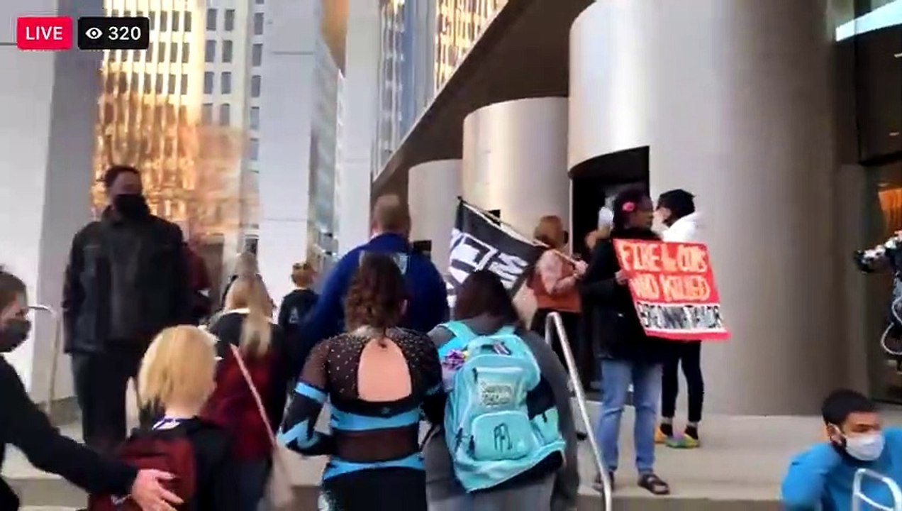 Miembros de Black Lives Matter amenazan a niños que iban a participar en un festival de animadoras (2)