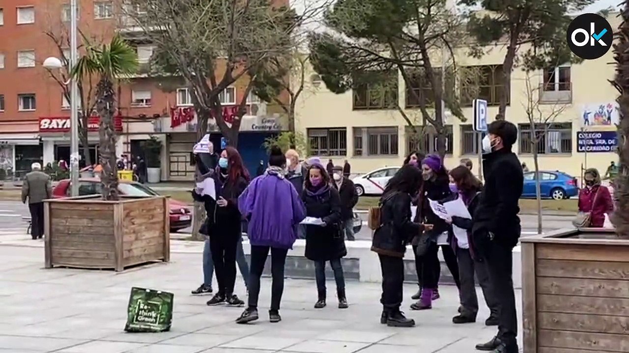 Un grupo de feminazis boicotea un acto por el 8...