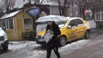 Varto’da kar yağışı yolları kapattı