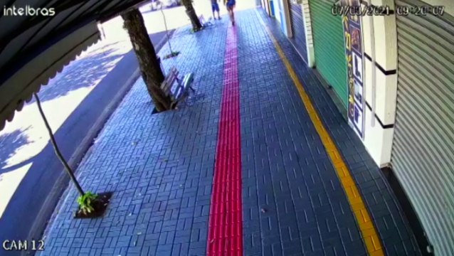 Vídeo mostra colisão entre carros na Avenida Carlos Gomes com a Rua Vitória