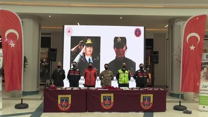 Alışverişe çıkan kadınlara jandarmadan "8 Mart" sürprizi