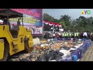 Puluhan Ribu Botol Miras di Musnahkan