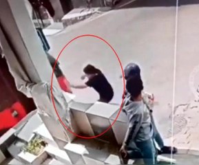 Koşarak yola çıkan çocuğun ayağının üzerinden otobüs geçti