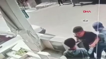 İZMİR Koşarak yola çıkan çocuğun ayağının üzerinden otobüs geçti