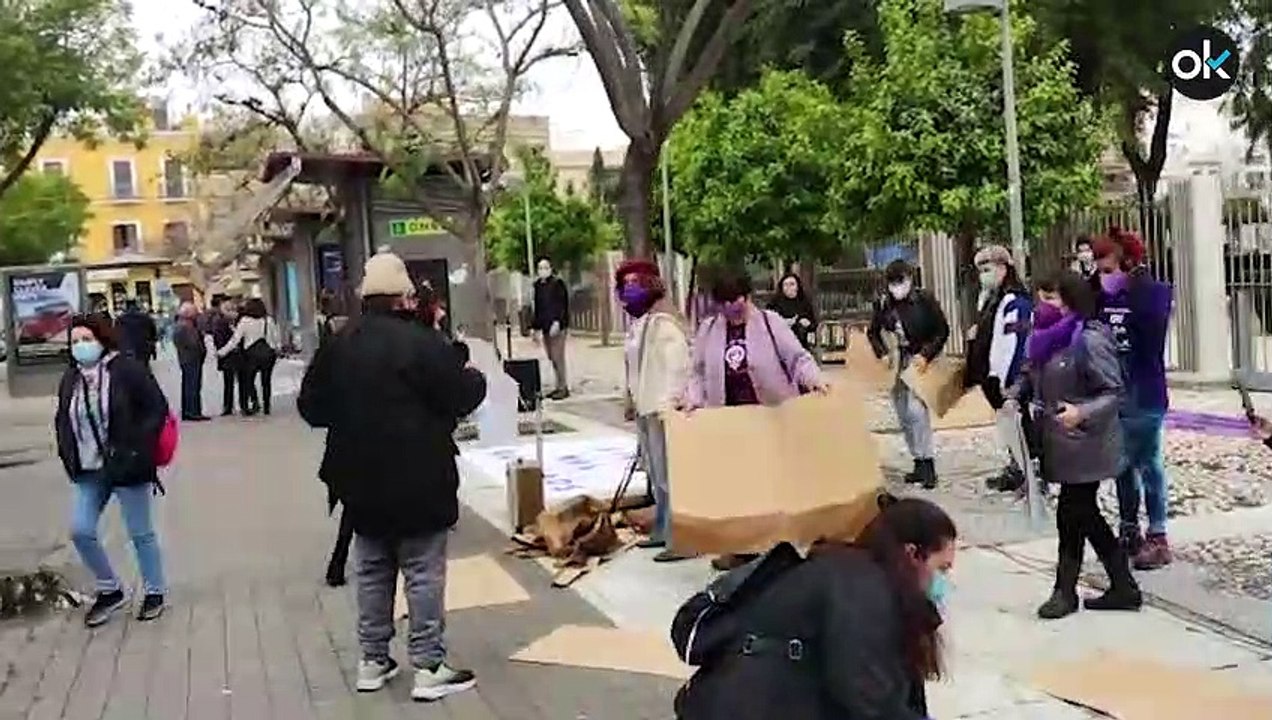 Las feministas de Sevilla: "Si las putas tiran de la manta, al carajo la Semana Santa"