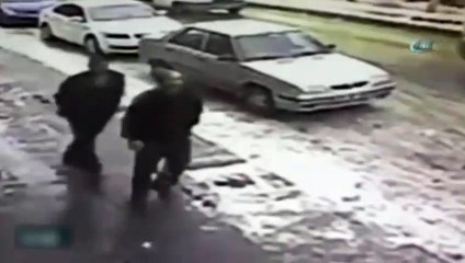 Kar kütlesi çatıdan böyle düştü