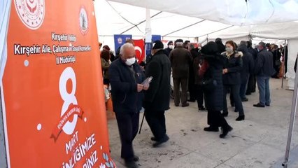 Kadınların el emeği ürünleri meydanda kurulan stantlarda tanıtıldı