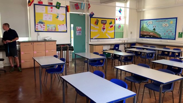 Nyitnak a brit iskolák, tavaly nyári szinten a napi áldozatok száma