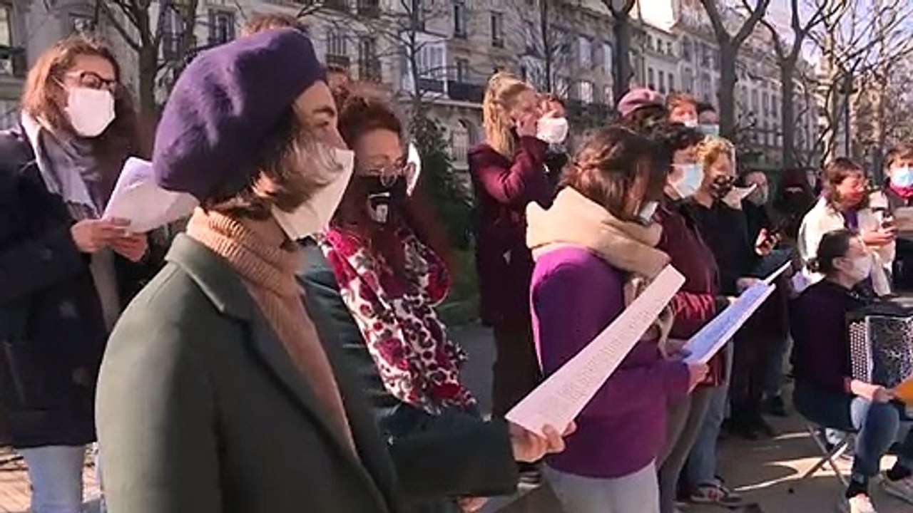 Pariser Chor singt für Frauenrechte